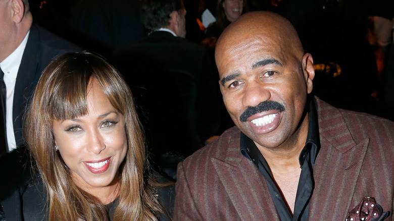 Steve Harvey souriant avec sa femme Marjorie Harvey