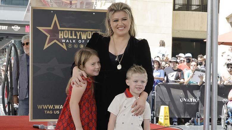 Kelly Clarkson pose avec ses enfants