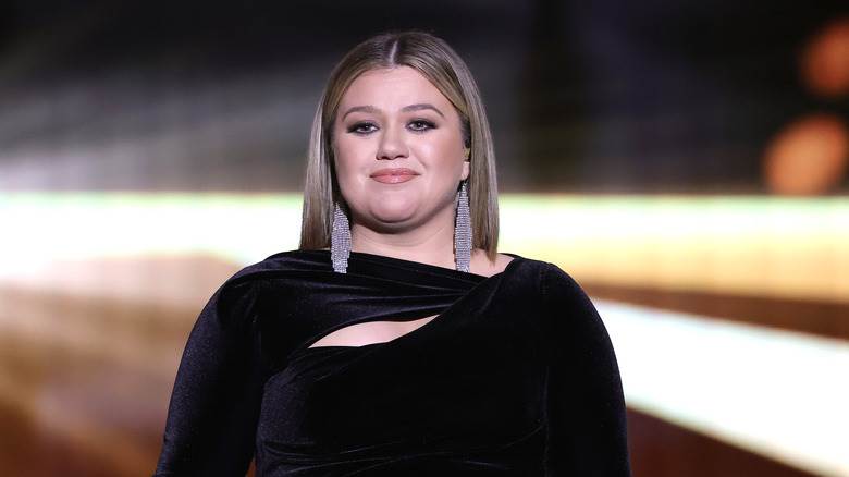 Kelly Clarkson porte du noir