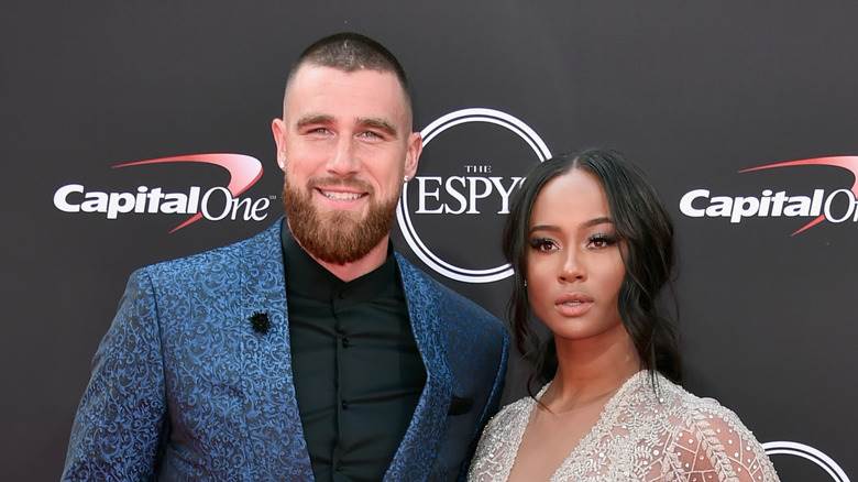 Travis Kelce et Kayla Nicole se tiennent sur le tapis rouge