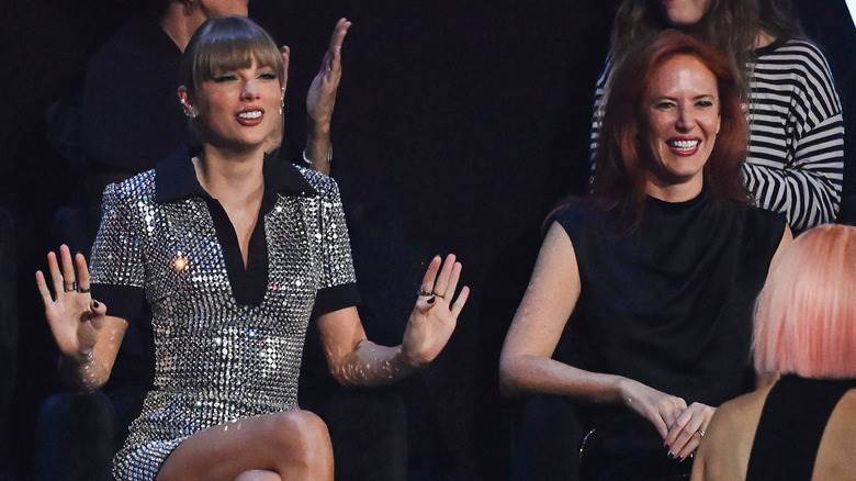 Taylor Swift et Tree Paine souriants