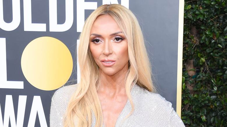 Giuliana Rancic posant sur un tapis rouge