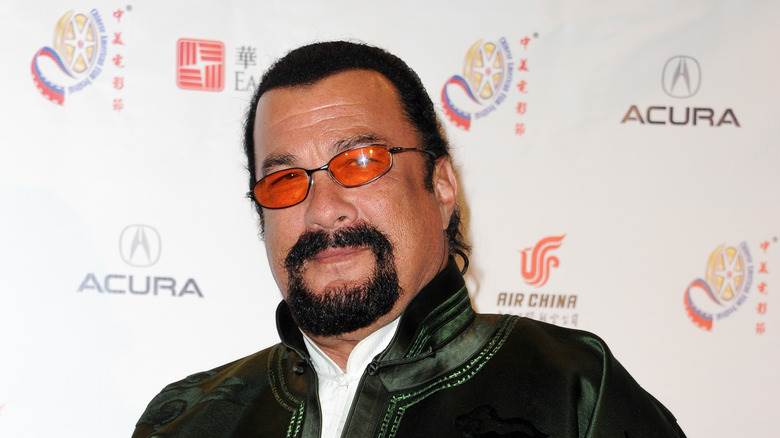 Steven Seagal porte des lunettes de soleil teintées