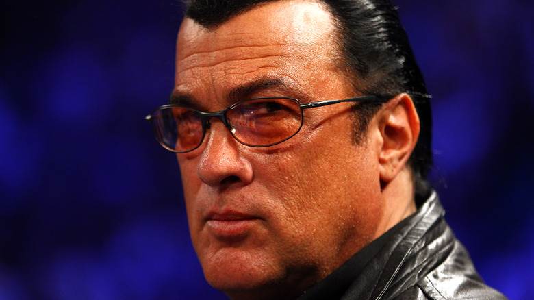 Steven Seagal assiste à un match de boxe