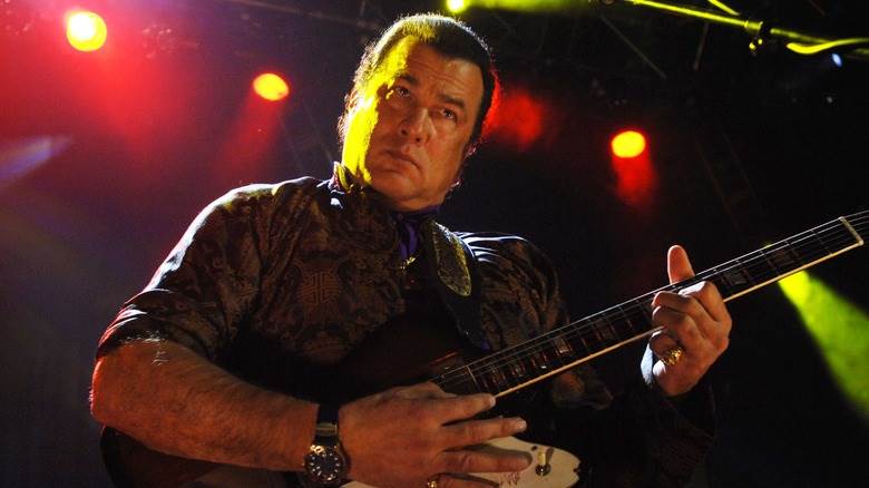 Steven Seagal joue avec Thunderbox