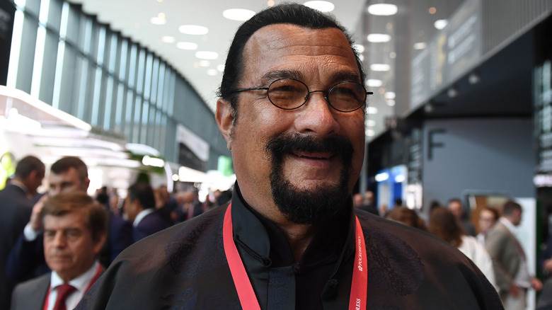 Steven Seagal souriant en Russie