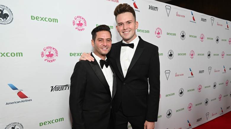 Josh Flagg et Andrew Beyer posant sur le tapis rouge