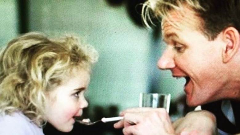 Gordon Ramsay nourrit Tilly Ramsay