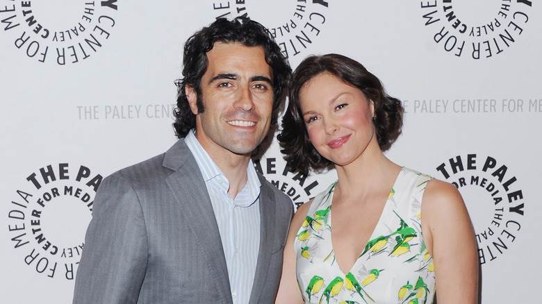 Dario Franchitti et Ashley Judd posent lors d'un événement sur le tapis rouge