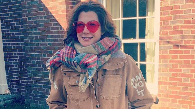 Amy Grant porte des lunettes de soleil