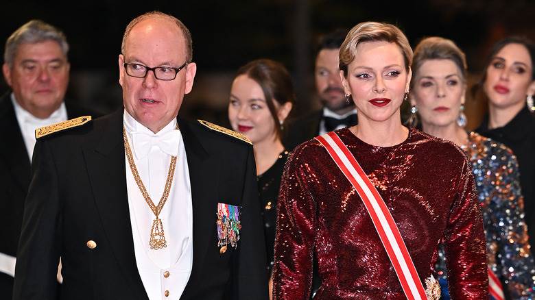 Lunettes Prince Albert, robe rouge Princesse Charlène