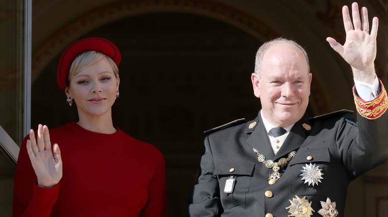 Chapeau rouge de la princesse Charlene, Prince Albert saluant