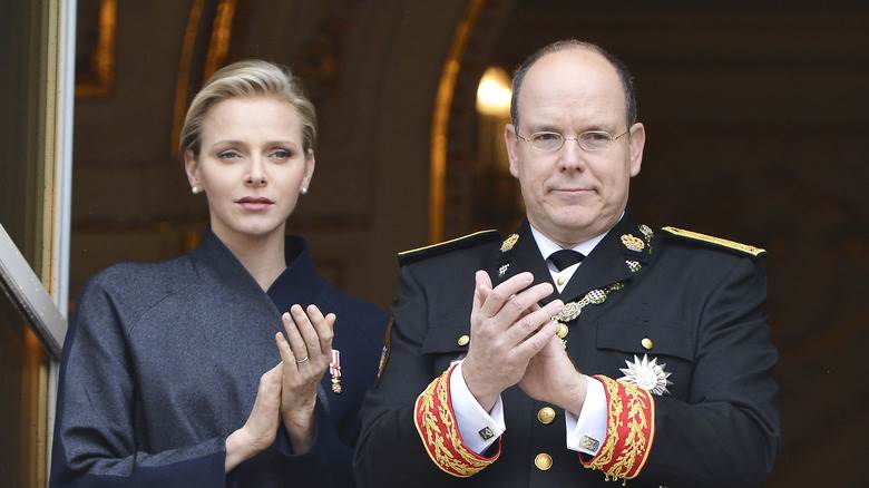 La princesse Charlène triste, le prince Albert applaudissant