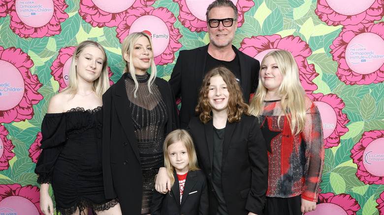 Tori Spelling et Dean McDermott posant avec des enfants