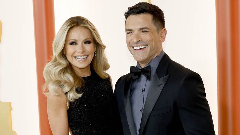 Mark Consuelos et Kelly Ripa souriants