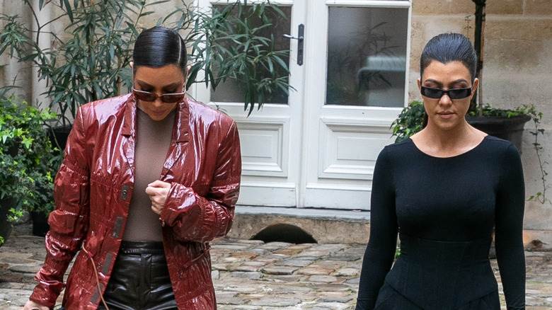 Kim et Kourtney Kardashian marchant