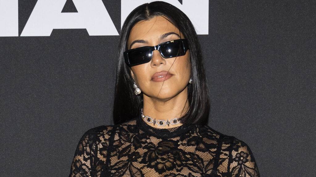 La réaction de Kim à l’annonce de la grossesse de Kourtney n’aide pas les rumeurs de querelle