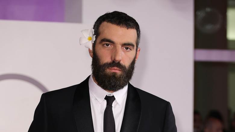 Romain Gavras avec une fleur à l'oreille