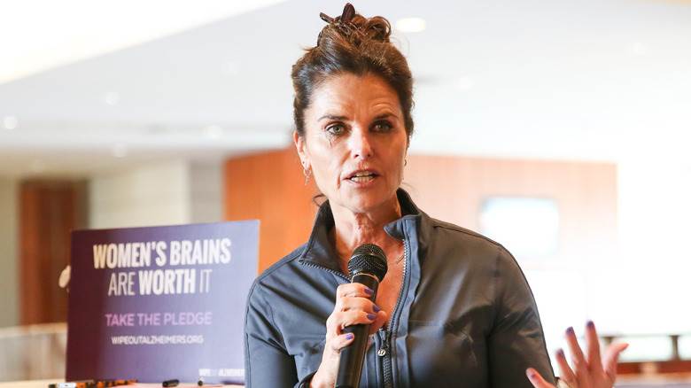 Maria Shriver s'exprimant dans un microphone