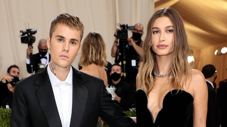 Hailey et Justin Bieber posant