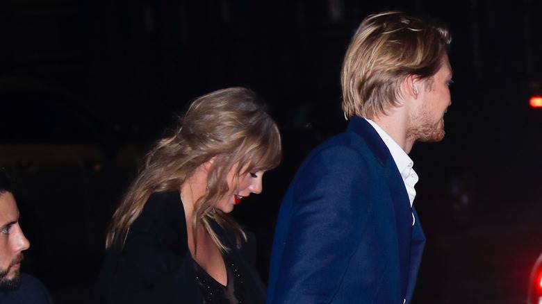 Taylor Swift et Joe Alwyn marchant