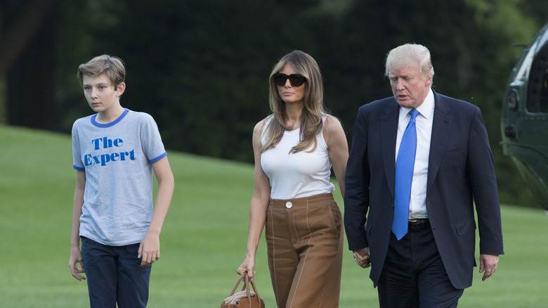 Barron Trump, Melania Trump et Donald Trump marchant