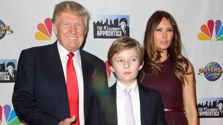 Donald, Barron et Melania Trump posant