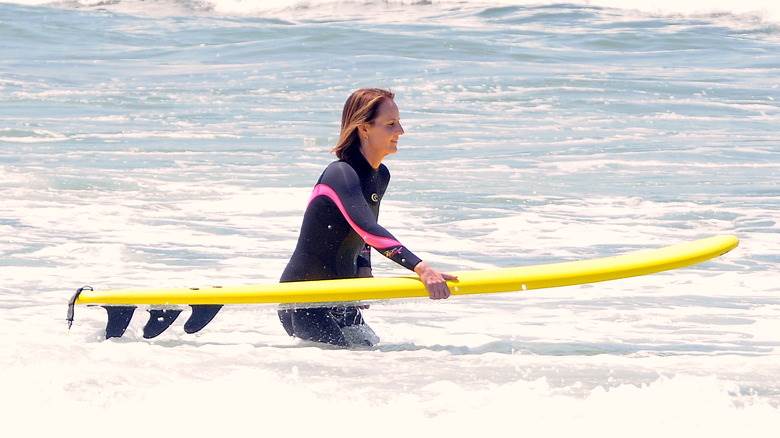 Helen Hunt surfant