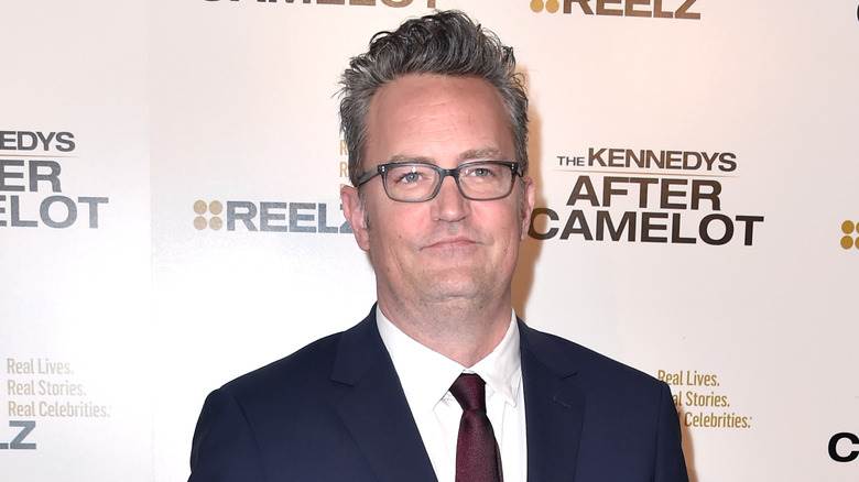 Matthew Perry porte des lunettes