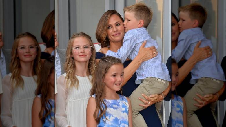 Jennifer Garner posant avec ses enfants