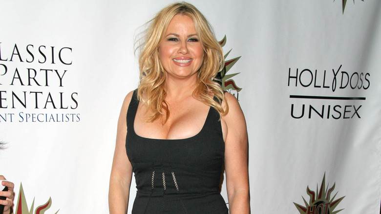 Jennifer Coolidge souriante