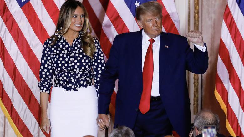 Donald et Melania Trump devant des drapeaux