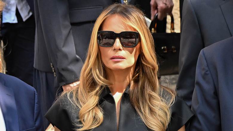 Melania Trump porte des lunettes de soleil