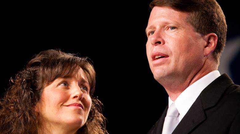 Michelle Duggar regarde Jim Bob Duggar