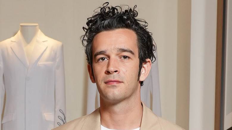 Matty Healy posant pour une photo