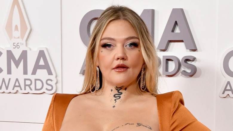 Elle King pose pour des photos