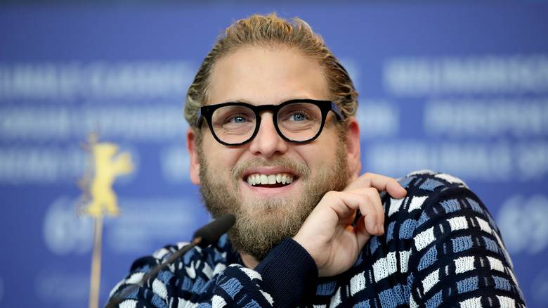 Jonah Hill porte des lunettes