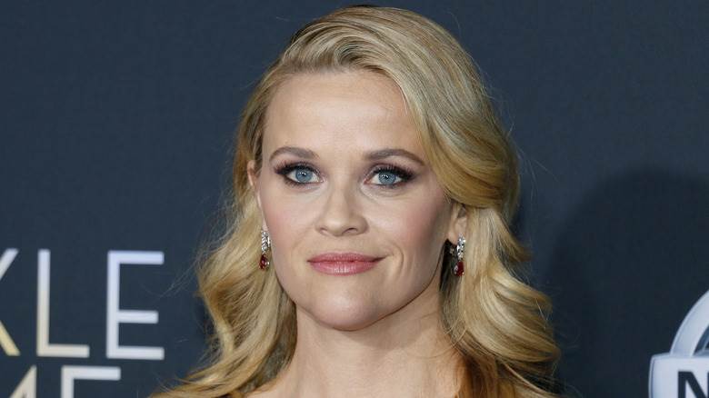 Reese Witherspoon posant lors d'un événement