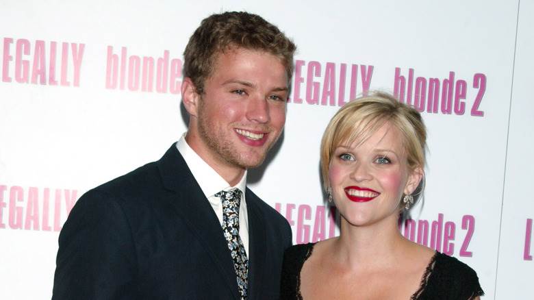 Reese Witherspoon et Ryan Phillippe posant lors d'une première de film 