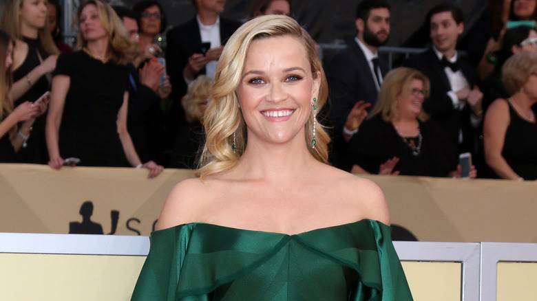 Reese Witherspoon posant lors d'un événement