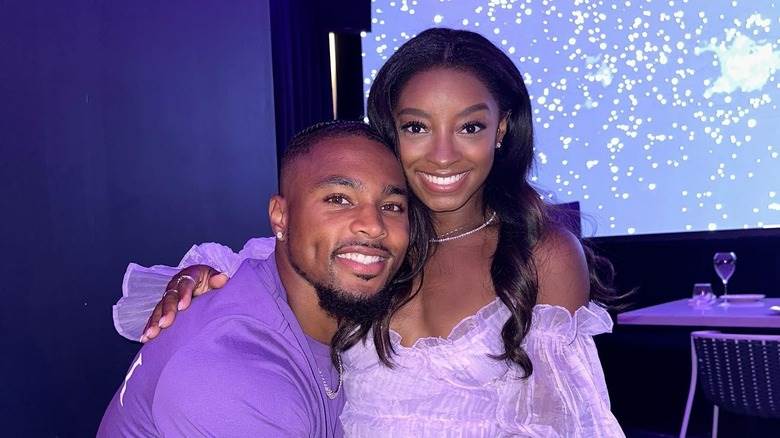 Simone Biles et Jonathan Owens posant