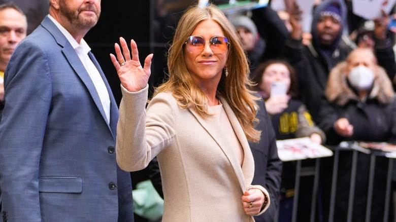 Jennifer Aniston posant pour les caméras