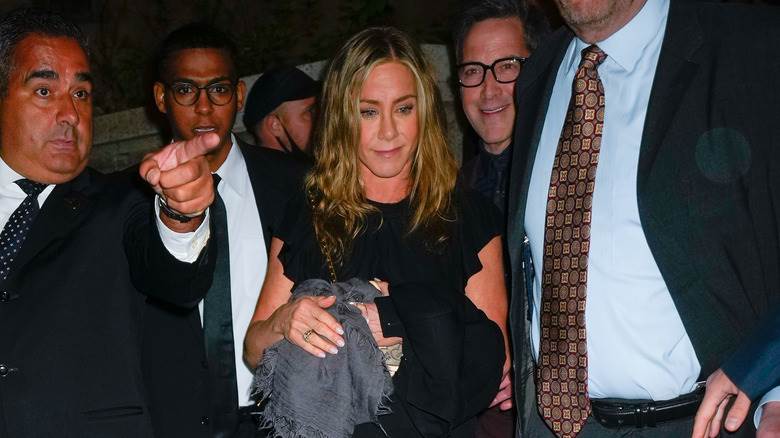 Jennifer Aniston posant pour les caméras