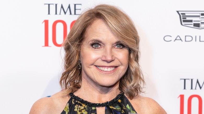 Katie Couric posant pour les caméras