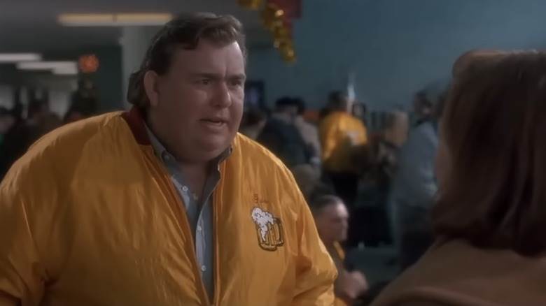 John Candy porte du jaune