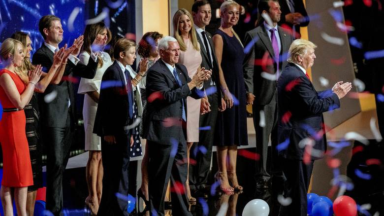 Des confettis tombent autour de la famille Trump et de Mike Pence