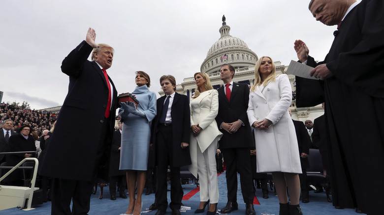 Donald Trump prête serment sur la Bible devant sa famille