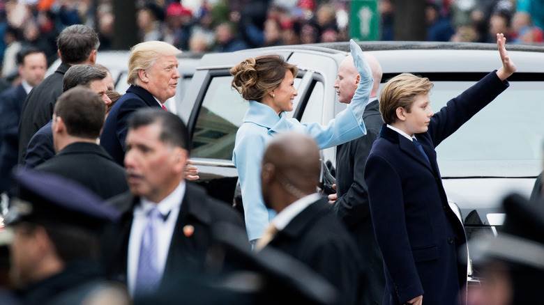 Melania et Barron Trump saluant