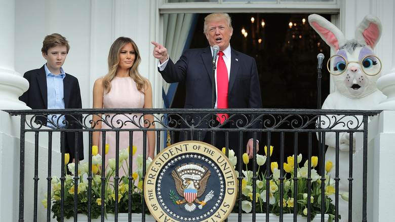 Barron Trump, ses parents et le lapin de Pâques sur le balcon