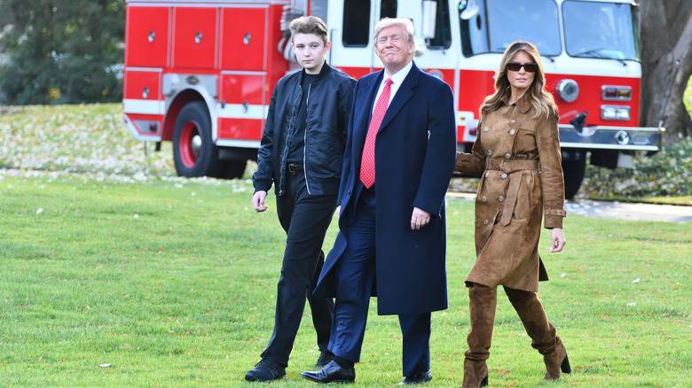 Barron Trump marchant aux côtés des parents